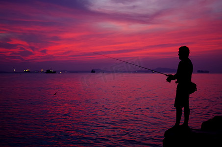 海边夕阳天空摄影照片_海边钓鱼人剪影