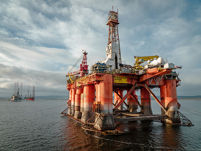 海上石油和天然气钻井平台鸟瞰图