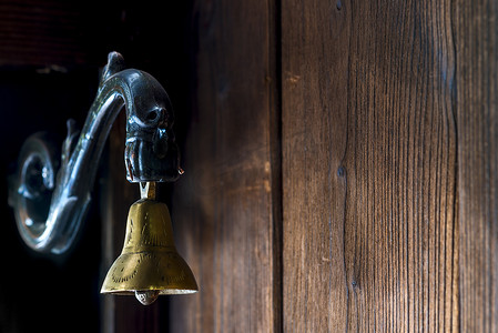 旧式门口的铜铃