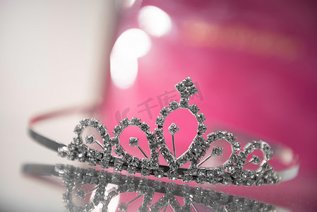 女孩皇冠摄影照片_在玻璃橱柜上设计公主皇冠