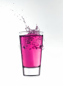 倒入一杯粉色柠檬水
