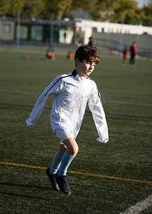 孩子球员在足球场比赛前锻炼。
