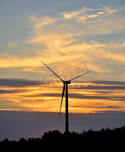 在日落的风力涡轮机农场