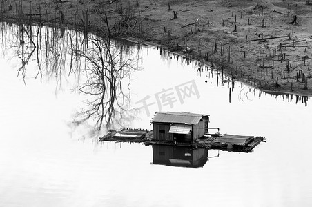 简单黑白摄影照片_越南风景，浮动房子，树反射