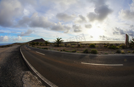 沙漠之路摄影照片_漫长的空旷沙漠之路