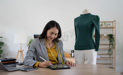 微笑设计师、快乐造型师亚洲年轻女性、使用笔记本电脑在家办公室查看在线订单的女孩、销售时装、创业公司所有者、电子商务企业家、小型中小企业。