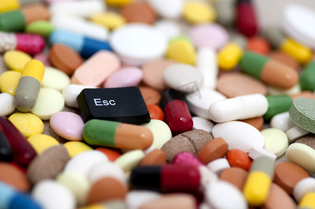 Esc key among drugs（逃离毒品）