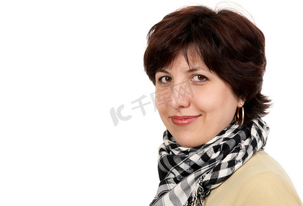 四十岁的女人的画像，戴着方格围巾