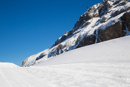 冬天房屋下雪摄影照片_冬天的阿尔卑斯山