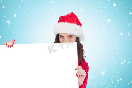 棕色海报摄影照片_圣诞老人帽中黑发美女的合成图像显示白色海报