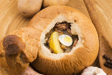 罗宋汤摄影照片_传统的白色罗宋汤 (zurek) 配香肠、鸡蛋和蘑菇