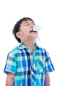 亚洲男孩用纸巾擦鼻子上的鼻涕。