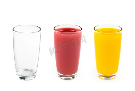 向上防潮易碎图标摄影照片_有两杯果汁的空玻璃杯