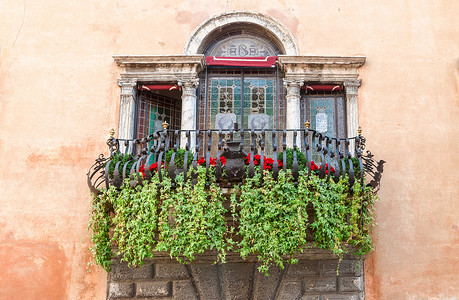 老城区典型的装饰阳台