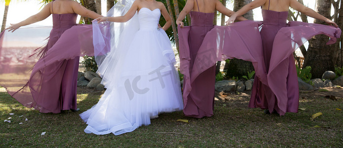 粉色婚礼梦幻粉色摄影照片_婚礼前新娘与伴娘合影