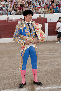 西班牙节日摄影照片_西班牙斗牛士 El Fandi 在西班牙哈恩省利纳雷斯的斗牛场发起了 paseillo