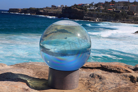 海边摄影照片_澳大利亚邦迪的海边雕塑展