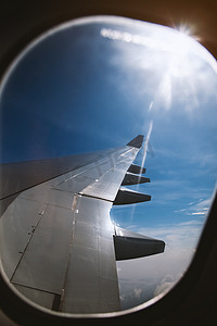 喷气式客机摄影照片_喷气式飞机机翼的右窗视图