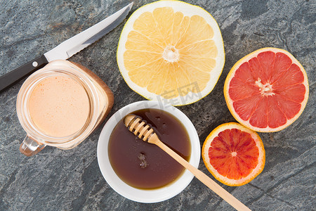 多C多营养摄影照片_新鲜葡萄柚和果汁配蜂蜜