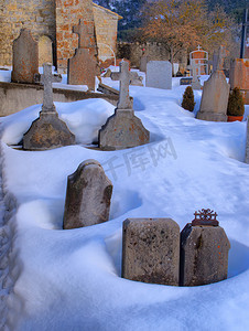 十字架坟墓摄影照片_雪中​​的坟墓