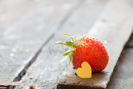 情人卡：心和草莓