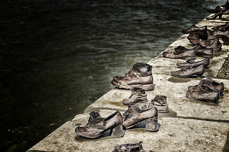布达佩斯多瑙河岸边的鞋子