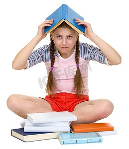 头上顶着书的年轻女孩