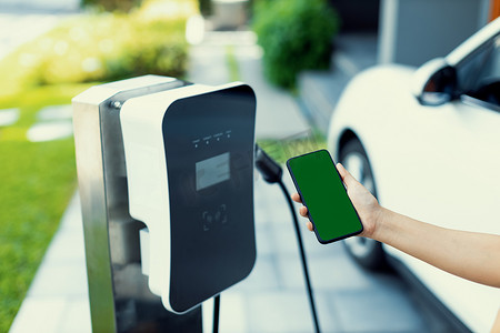 绿屏样机电话、EV 汽车和充电站的渐进概念。