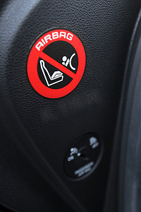 汽车安全气囊摄影照片_现代汽车安全气囊标志贴纸的特写镜头