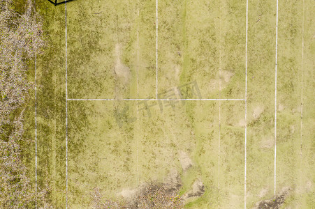 无人机线条摄影照片_一个小镇公园里一个废弃的旧网球场