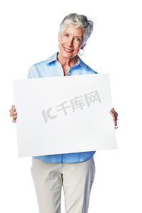 白色高级海报背景摄影照片_海报、肖像模型和带有营销标语牌、广告横幅或产品植入的高级女性。
