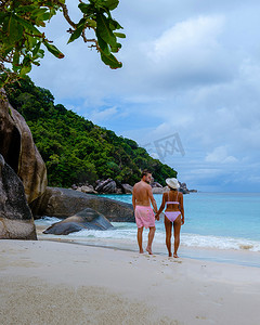 情侣在泰国南部热带斯米兰群岛乘船游览