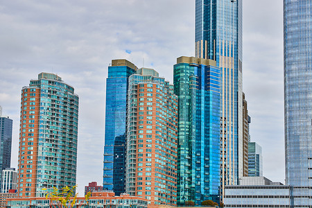 新泽西摩天大楼的细节与充满活力的蓝色和绿色玻璃建筑