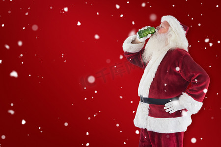 圣诞父亲闭眼喝啤酒的合成图像