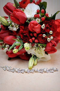 桌上美丽的婚礼花束和项链
