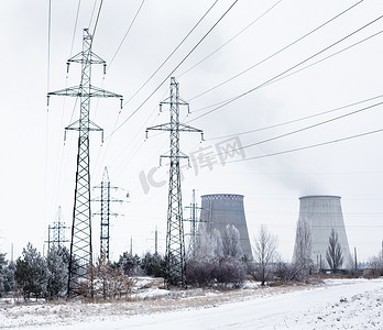热电厂摄影照片_冬季基辅 (乌克兰) 附近的热电厂