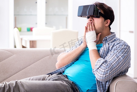 戴着虚拟现实眼镜的手受伤的人