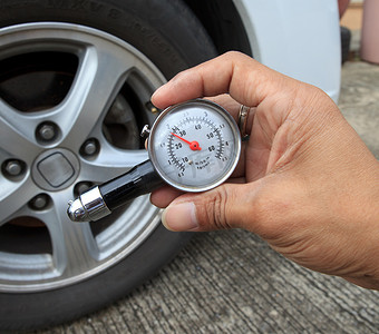 行驶前用仪表检查轮胎气压