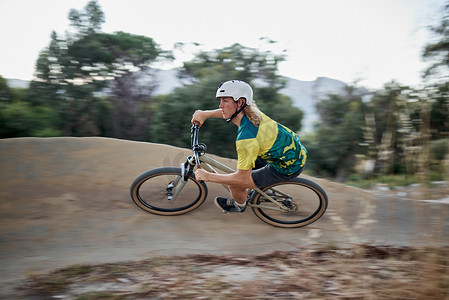 山地自行车、运动和自然界中充满活力、力量和行动的人。