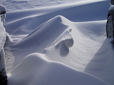 雪佛兰汽车促销摄影照片_雪飘