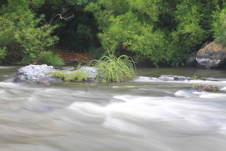 河流下雨摄影照片_森林深处的河流