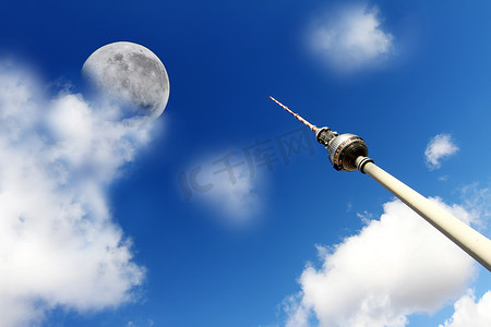 广播电视塔摄影照片_柏林电视塔与月亮