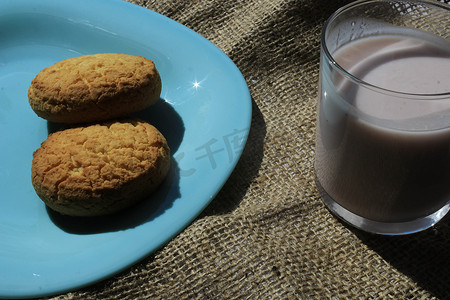 饼干酸奶摄影照片_盘子里的饼干和一杯酸奶