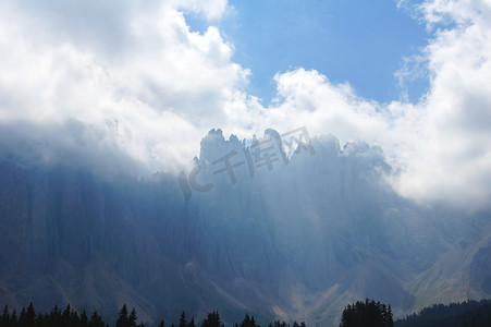 格拉迪斯摄影照片_多洛米蒂山脉的拉特马尔