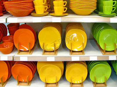 消费者购买产品摄影照片_五颜六色的盘子和杯子