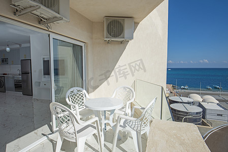 带椅子的露台阳台在热带豪华公寓度假村