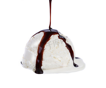 球冰淇淋摄影照片_带滴巧克力的冰淇淋球。