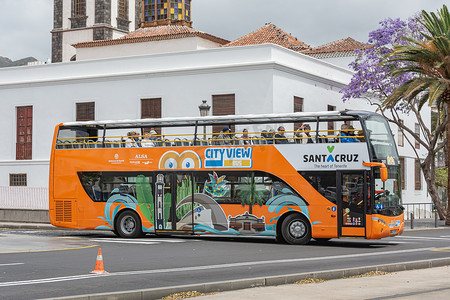 西班牙圣克鲁斯-德特内里费 — 05/13/2018:城市旅游巴士