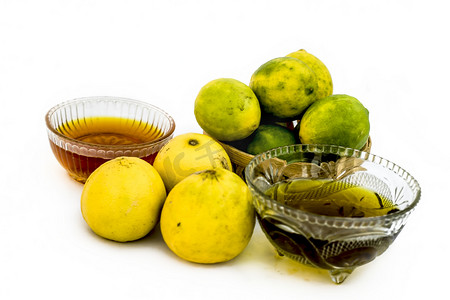 护发素摄影照片_白色隔离的最实惠的护发素，即柠檬汁与蜂蜜和橄榄油充分混合。柠檬和蜂蜜存在于表面。