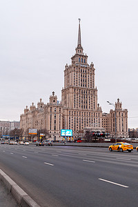 莫斯科丽笙精选酒店，一家俯瞰河流的豪华酒店。